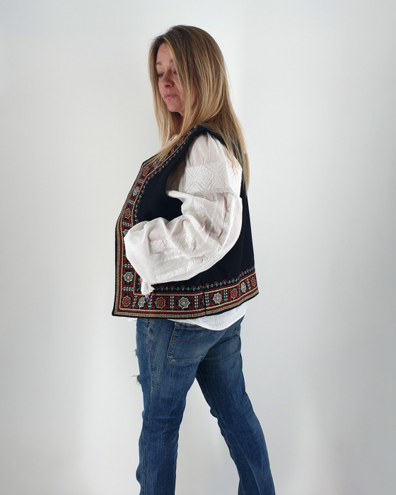 Vesta brodata cu model traditional Leona - Marime Mare [3]