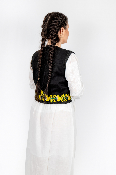 Vesta brodata cu model traditional Flori [3]
