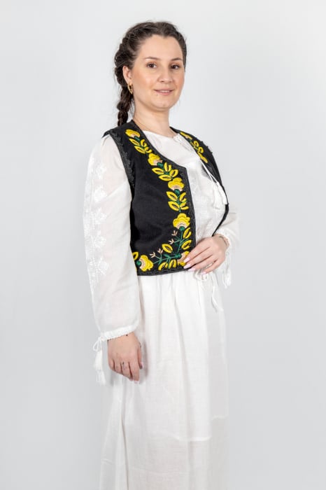 Vesta brodata cu model traditional Flori [2]
