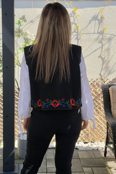 Vesta brodata cu model traditional Flori 3 [4]