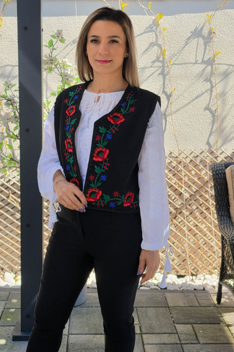 Vesta brodata cu model traditional Flori 3 [3]