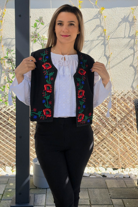 Vesta brodata cu model traditional Flori 3 [2]