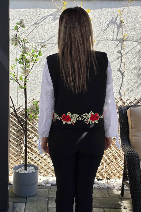 Vesta brodata cu model traditional Flori 5 [4]