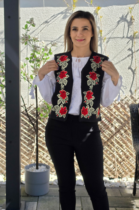 Vesta brodata cu model traditional Flori 5 [2]