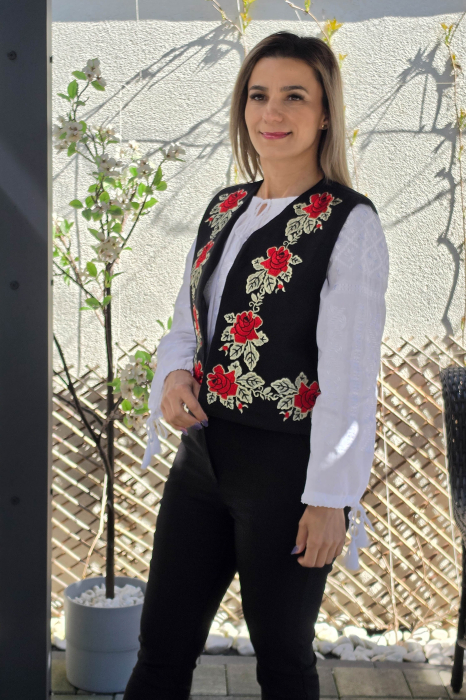 Vesta brodata cu model traditional Flori 5 [3]