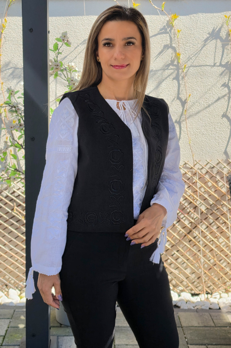 Vesta brodata cu model traditional Flori 6 [3]