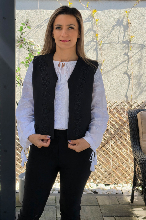 Vesta brodata cu model traditional Flori 6 [2]