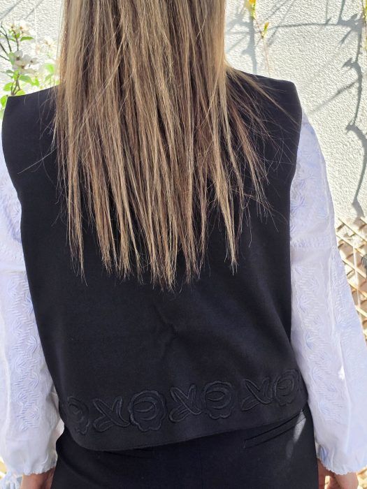 Vesta brodata cu model traditional Flori 6 [5]