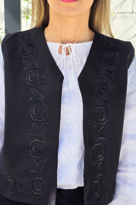 Vesta brodata cu model traditional Flori 6 [4]