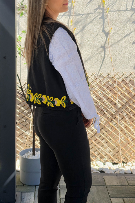 Vesta brodata cu model traditional Flori 2 [4]