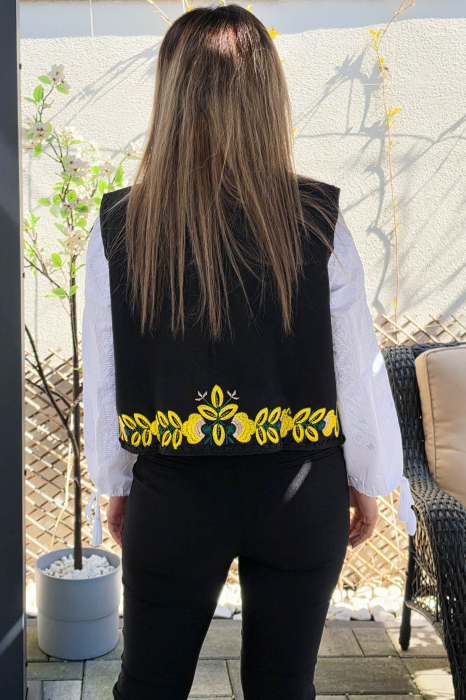 Vesta brodata cu model traditional Flori 2 [5]