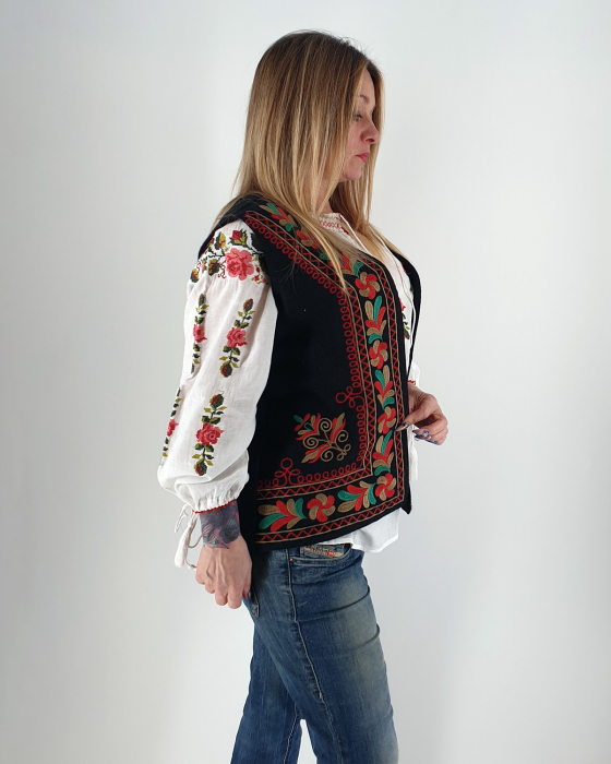Vesta brodata cu model traditional Lucretia [3]