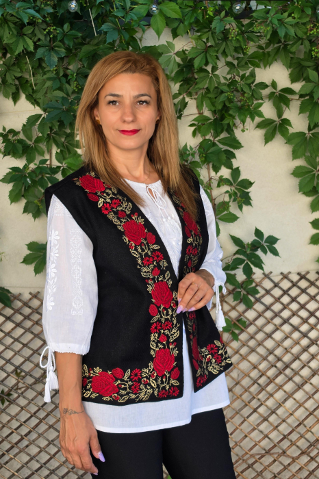 Vesta brodata cu model traditional Minodora 4 [3]