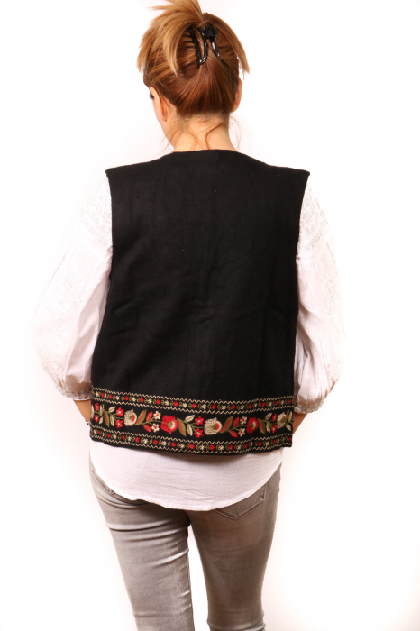 Vesta brodata cu model traditional Suzi [2]