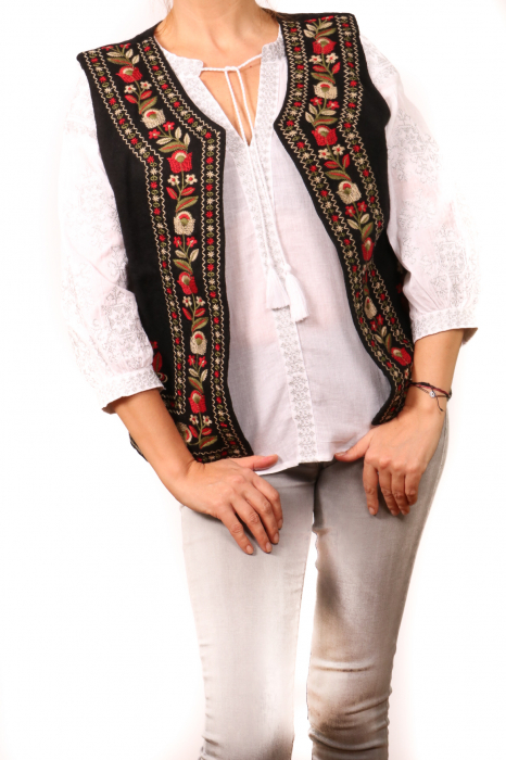 Vesta brodata cu model traditional Suzi [3]