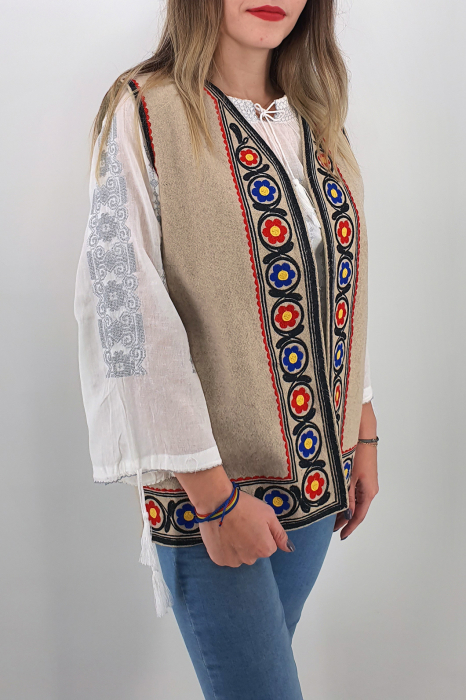 Vesta brodata cu model traditional  Caitlin [3]