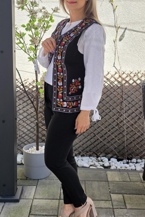 Vesta brodata cu model traditional Suzi 7 [3]