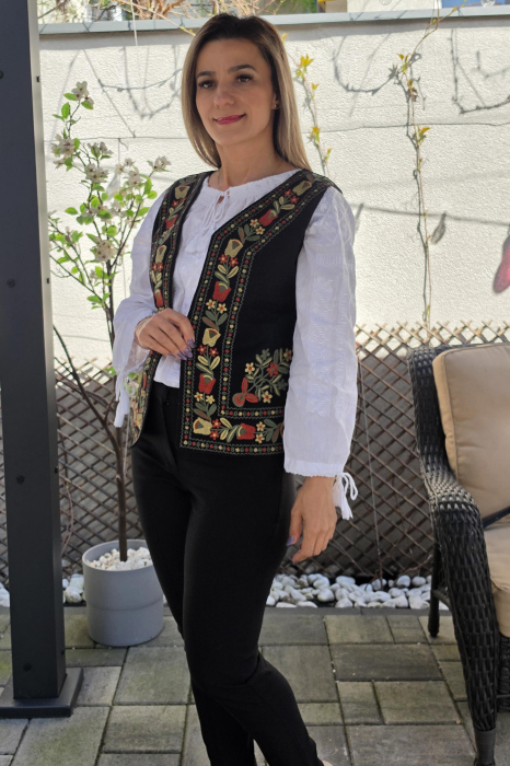 Vesta brodata cu model traditional Suzi 8 [3]