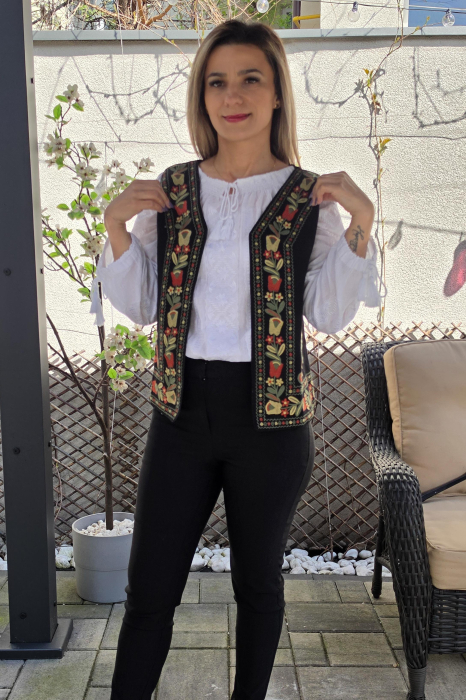 Vesta brodata cu model traditional Suzi 8 [2]