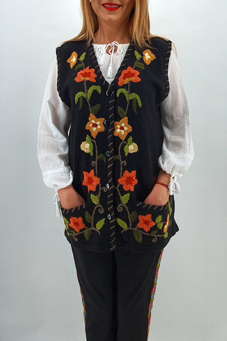 Vesta brodata din tricot 2 [4]