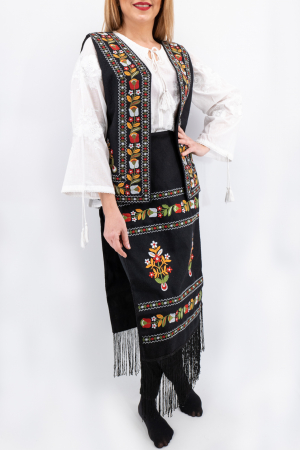 Costum Traditional Vesta si 2 Fote brodate cu model traditional 5 [0]