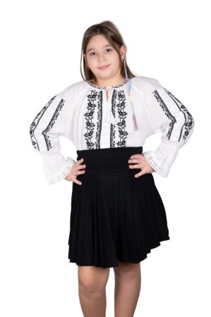 Ie traditionala fetite Antonia 3 [4]
