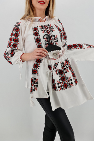 Ie traditionala fetite Catalina [1]