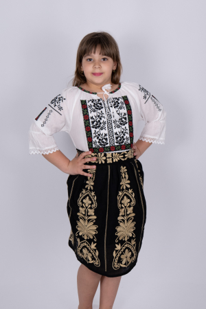 Ie traditionala fetite Livia [0]