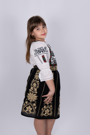 Ie traditionala fetite Livia [1]