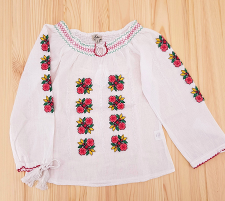 Ie traditionala Fetita Claudia 2 [1]