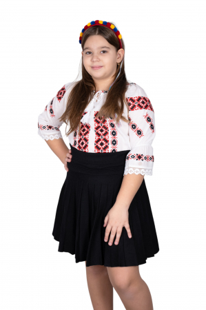 Ie traditionala fetite Anisa [1]