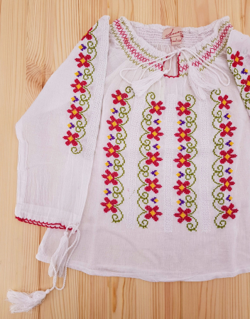 Ie traditionala Fetita Mara [1]