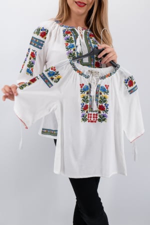 Ie traditionala fetite Noelia [3]