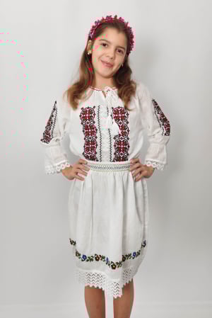 Ie traditionala fetite Olguta 2 [1]