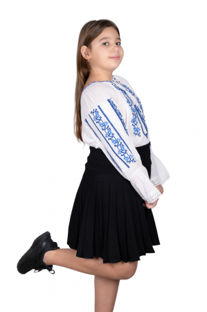 Ie traditionala fetite Antonia 2 [1]