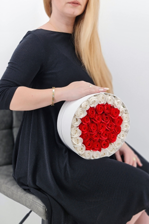 Set cadou – Trandafiri sapun – cutie alba – Alb cu Rosu [1]