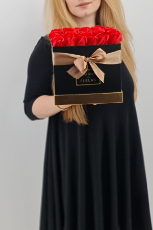 Set cadou – Trandafiri sapun – cutie patrata cu trandafiri rosi [1]