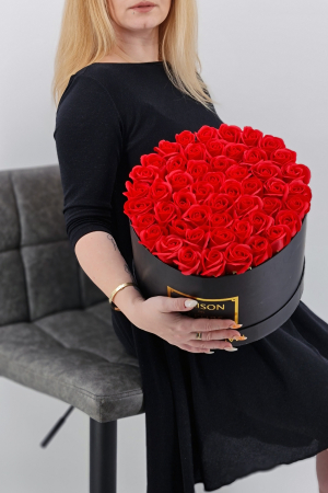 Set cadou – Trandafiri sapun – cutie neagra cu flori rosi! [1]