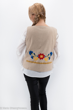 Vesta brodata cu model traditional Liza [3]