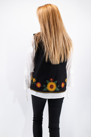 Vesta brodata cu model traditional Floarea Soarelui [4]