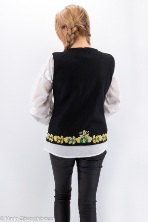 Vesta brodata cu model traditional Alina 10 [3]