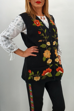 Vesta brodata din tricot [1]