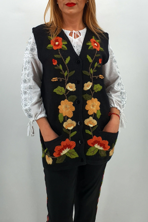 Vesta brodata din tricot [0]