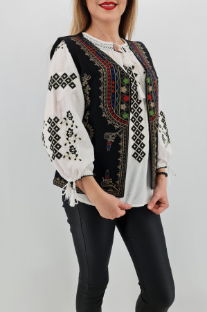 Vesta brodata cu model traditional Angelica 4 [2]