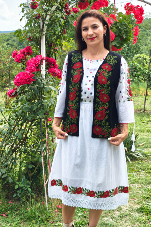 Femei - Vesta brodata cu model traditional Minodora