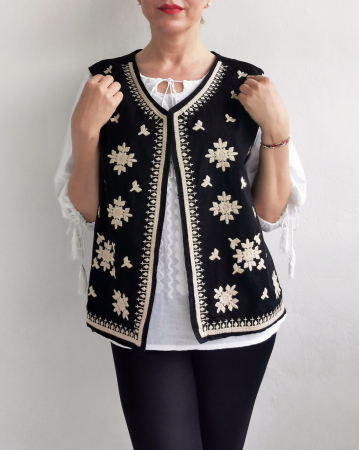 Vesta brodata cu model traditional  Alina [1]