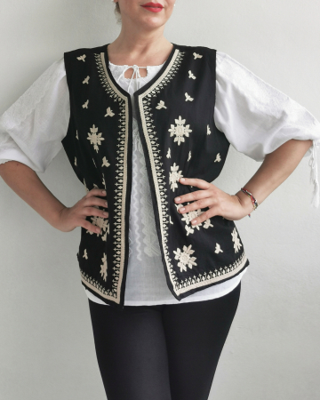 Vesta brodata cu model traditional  Alina [2]