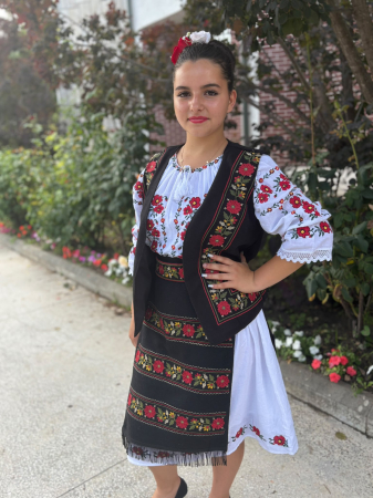 Vesta brodata cu model traditional Filipa [6]