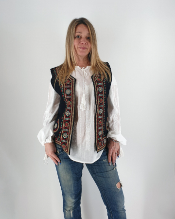 Vesta brodata cu model traditional Leona - Marime Mare [0]