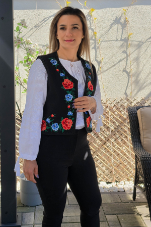 Vesta brodata cu model traditional Flori 4 [2]